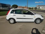 Vista 2 del Ford Fiesta blanco