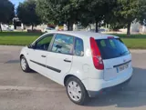 Vista 4 del Ford Fiesta blanco