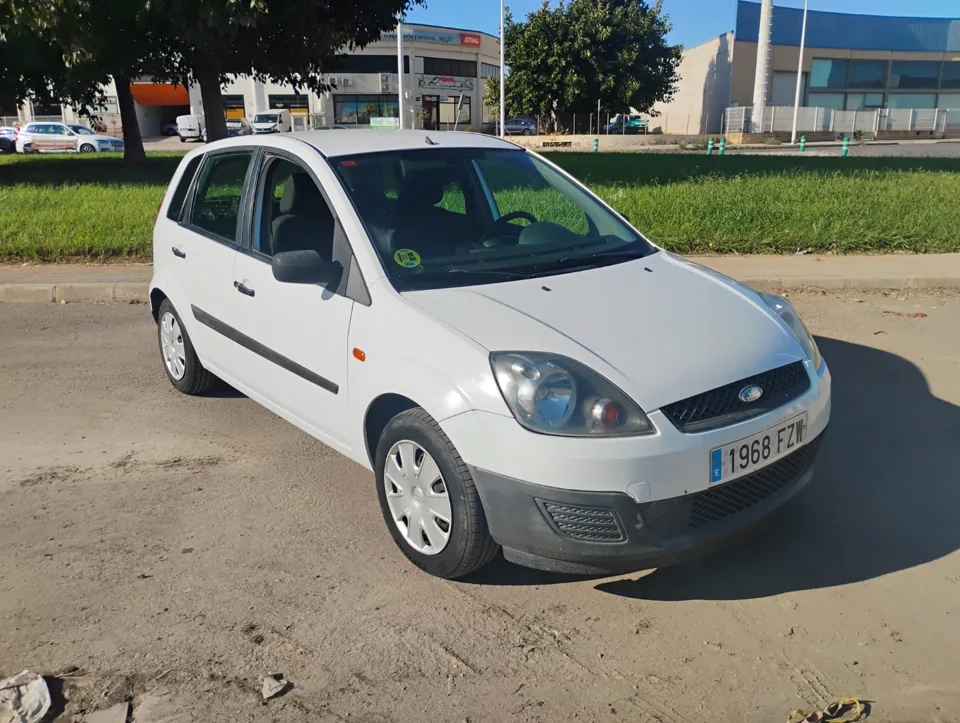 Ford Fiesta blanco 2008 — vista exterior