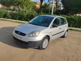Vista 3 del Ford Fiesta plateado