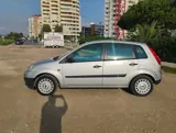 Vista 7 del Ford Fiesta plateado