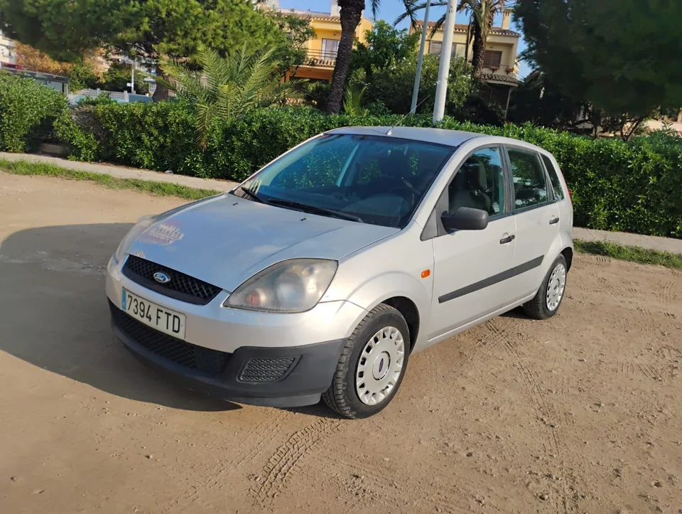 Ford Fiesta plateado 2007 — vista exterior